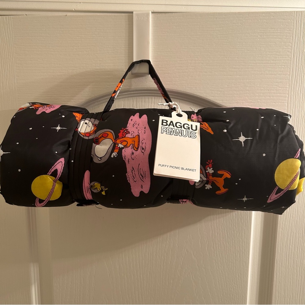 NEW BAGGU Peanuts Snoopy Puffy Picnic Blanket